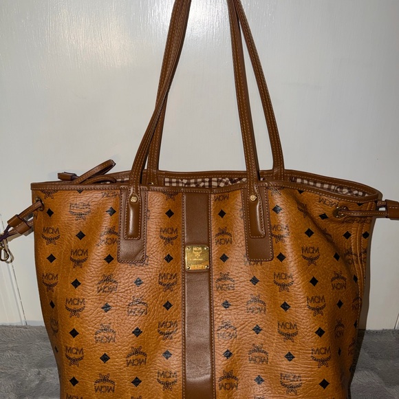 MCM Liz Reversible Visetos Tote Bag - Picture 4 of 17